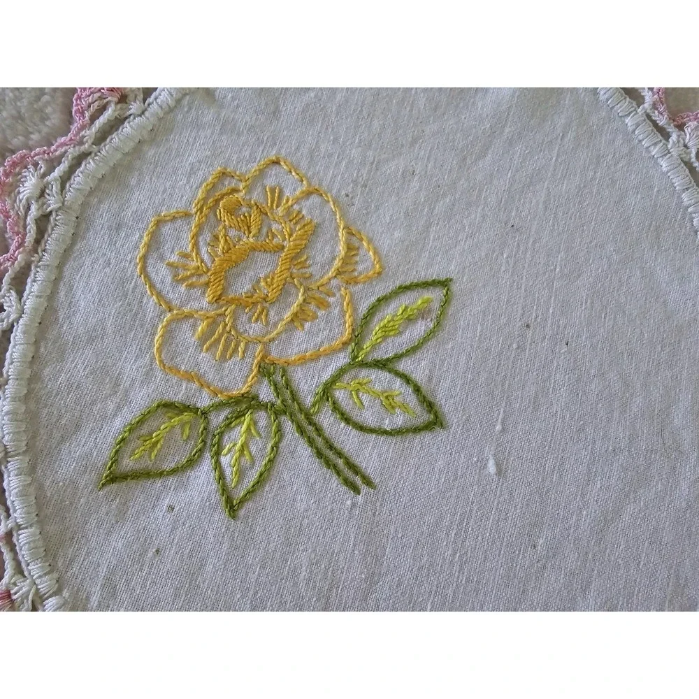 Vintage Linen Doilies Set of 4 White Ivory Embroidered Cottage Round Tabletop‎